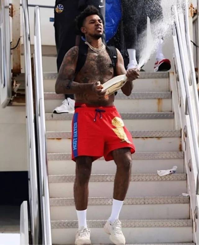 阿森纳欧冠小组／联赛阶段取得10连胜，仅次于拜仁和利物浦（阿森纳在欧冠小组赛与联赛中豪取十连胜，仅逊拜仁与利物浦）