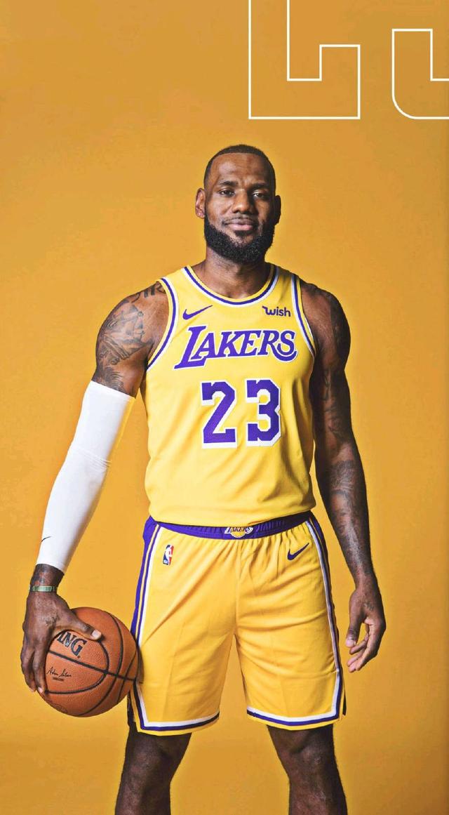 湖人美女球迷凭借火辣身材迅速走红网络！还被现场摄影师偷拍（湖人女球迷因惹火身材火速爆红网络，现场摄影师频频抓拍）