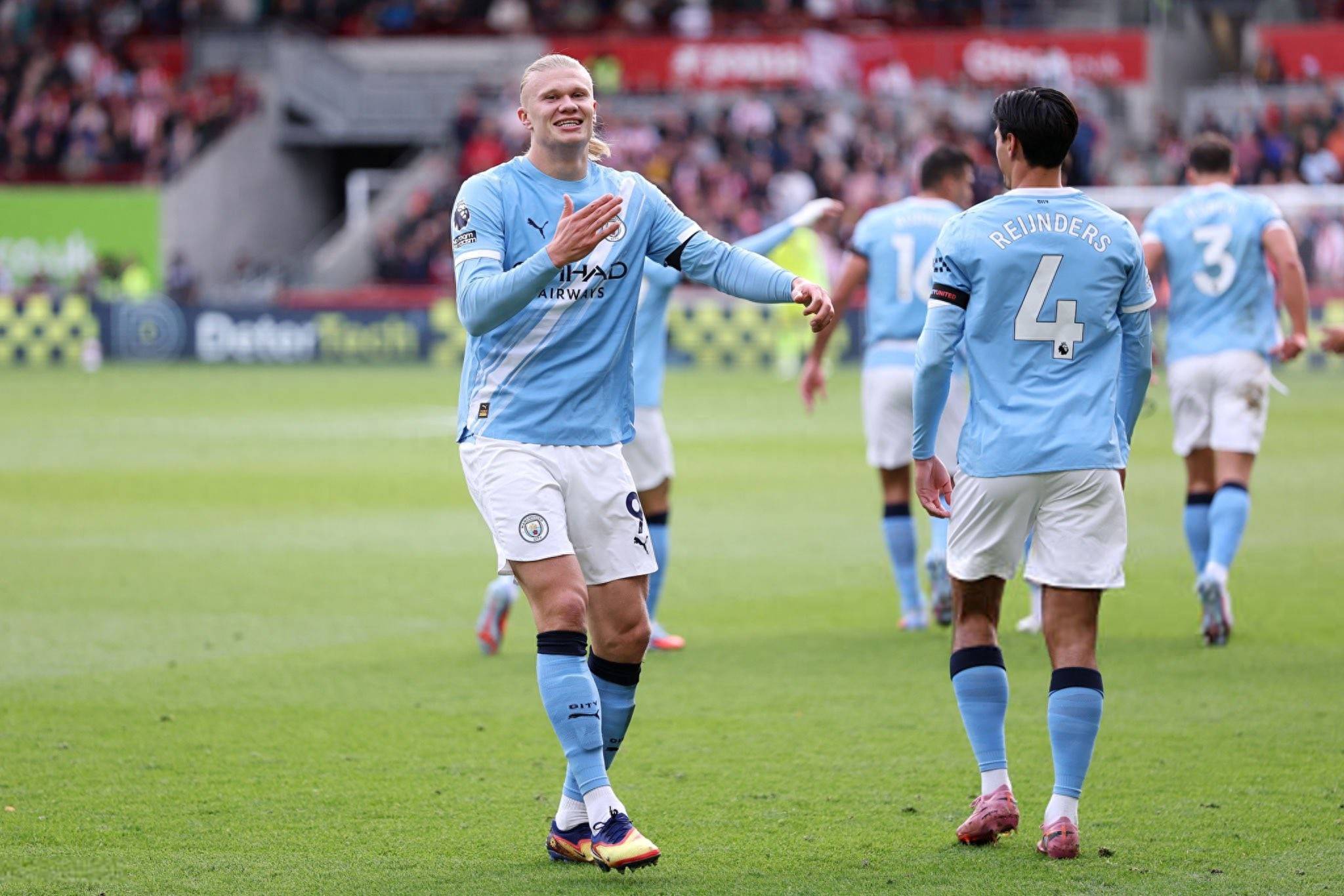 再次情绪失控，阿德耶米因不满自己被换下而怒气冲冲（被换下引发不满，阿德耶米怒火难抑再度失控）