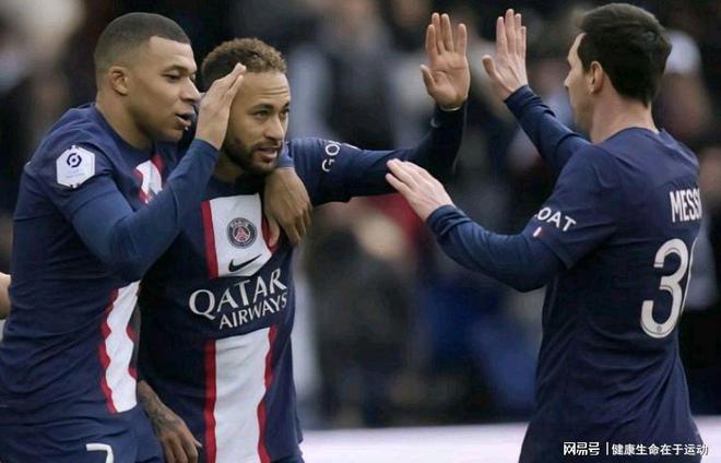 记者：米兰将与莱万经纪人会面讨论转会，伊布支持这一交易（媒体：米兰计划与莱万经纪人商谈转会，伊布表态支持）