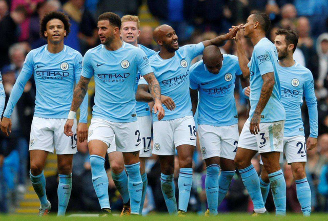 一箭穿心！林秉圣带球推进到前场 转身顶开防守出手压哨三分命中（林秉圣推进前场转身硬扛防守，压哨三分穿网而过）