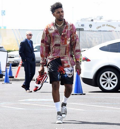 叙旧！杜兰特和拄着拐杖的比尔在赛前热聊（赛前旧友相见：杜兰特与拄着拐杖的比尔热聊）