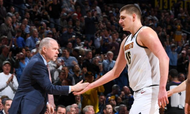 美记：詹姆斯已经离开球馆，今日不会接受赛后采访（美媒记者称：詹姆斯已离开球馆，今天不进行赛后采访）