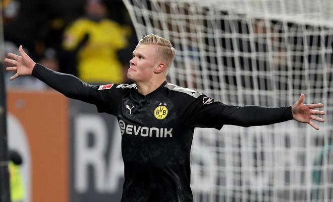 英博梯队斩获U21联赛冠军并冲乙，球迷燃放烟花迎接球队凯旋（英博梯队问鼎U21联赛掀冲乙征程，球迷燃放烟花迎凯旋）