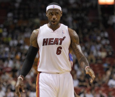 CBA：福建队绝杀北控 球迷沸腾（CBA焦点战：福建压哨绝杀北控，球迷沸腾）