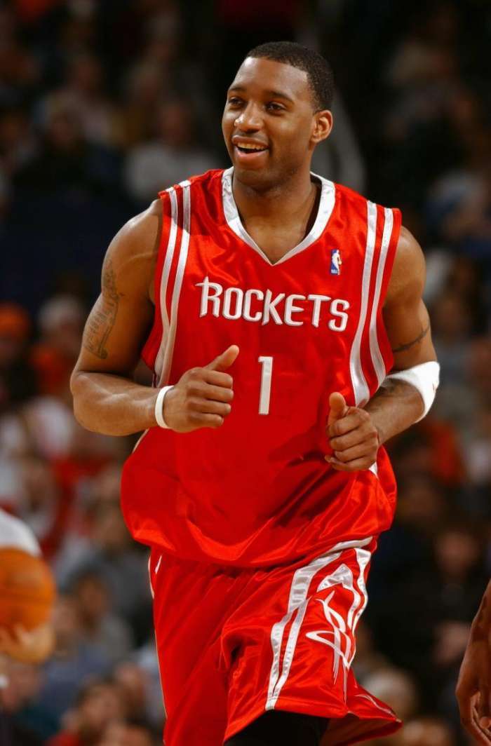 球员直接摊手，态度说明一切（球员摊手示意，态度一目了然）