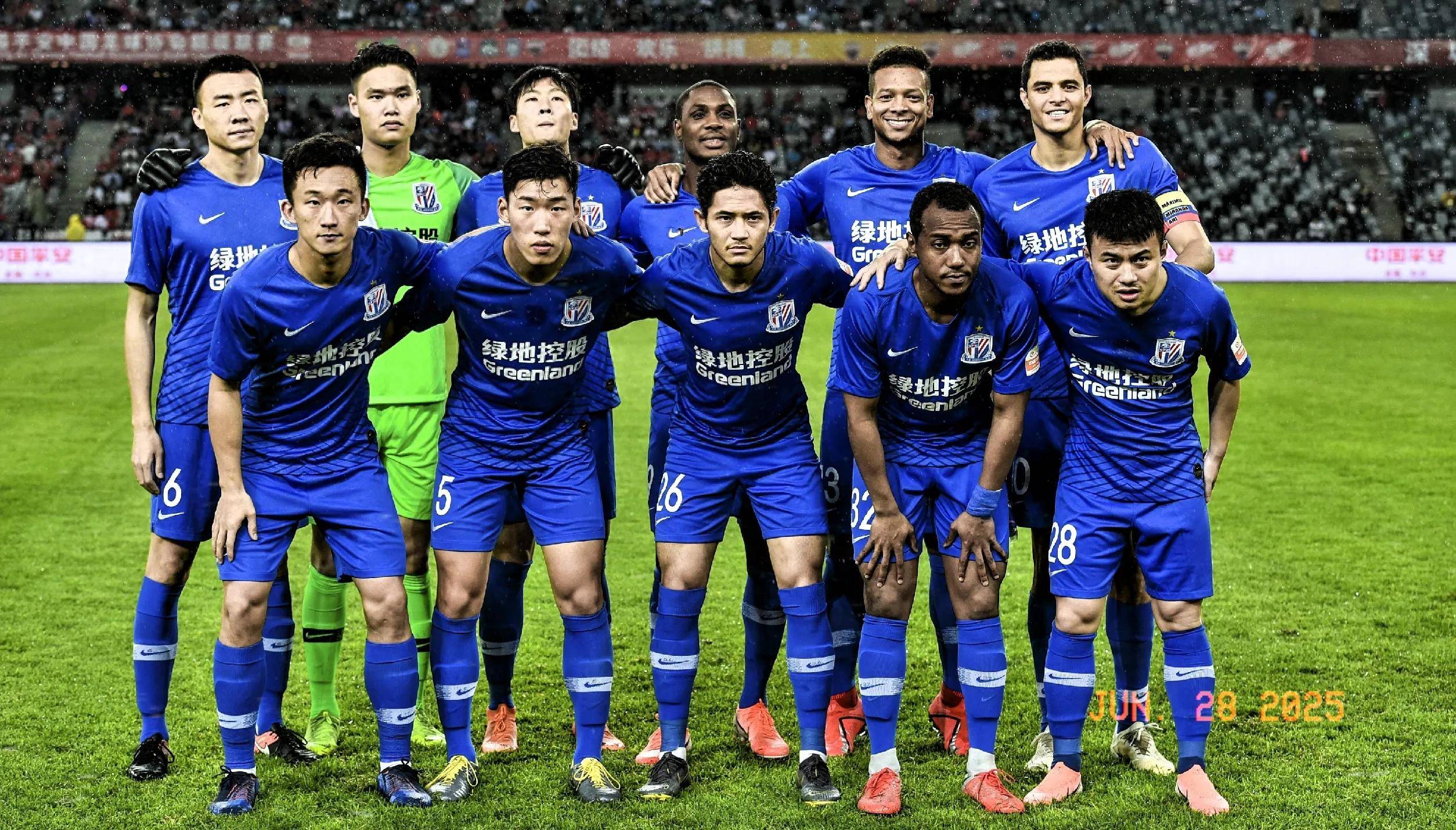 足球英超豪门逆转取胜，主帅赛后握拳怒吼（英超豪门逆转告捷，主帅终场握拳怒吼）