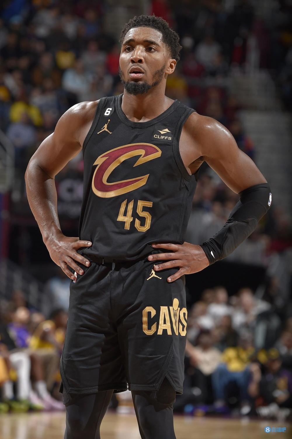 后卫破门后激情亲吻队徽，引球迷共鸣（后卫进球后深情亲吻队徽，点燃球迷共鸣）