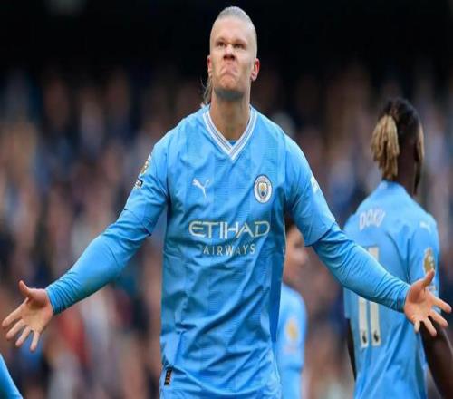 王楚钦香港机场疲惫不堪，高强度赛程下困意难掩（高强度征战后，王楚钦在香港机场难掩疲态）