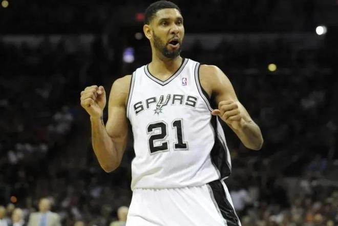 亚库乔尼斯闪耀20号秀舞台（亚库乔尼斯惊艳亮相20号秀舞台）