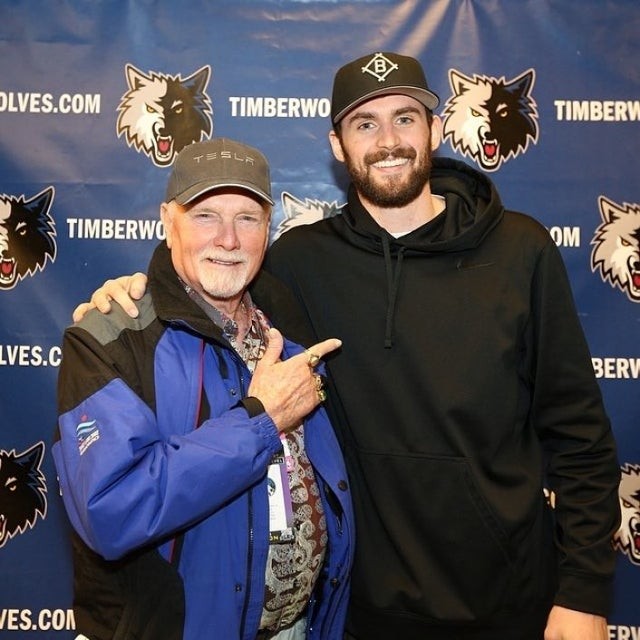 布克谈对詹姆斯三分犯规：一直被告知球手一体，我得去查查规则（布克谈詹姆斯三分犯规判罚：一直被告知“手是球的一部分”，我得回去查规则）