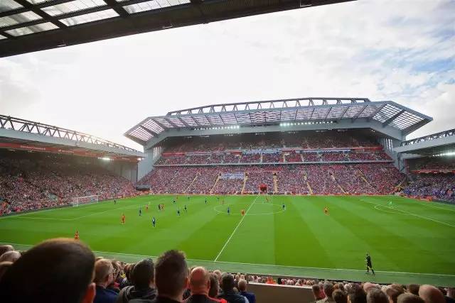 绿茵挥杆，心境随行——我的高尔夫初体验（碧草挥杆，心随球走——我的高尔夫初次邂逅）