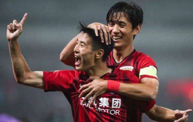 上海市政府向海港赠送冠军贺礼：木雕雄鹰和冠军奖杯刺绣（上海市政府为海港献上冠军贺礼：木雕雄鹰与冠军奖杯刺绣）