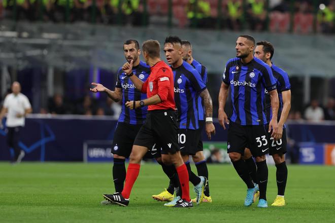 齐达内现身看台观战二儿子卢卡代表阿尔及利亚的非洲杯首秀（齐达内到场观战，见证次子卢卡代表阿尔及利亚完成非洲杯首秀）