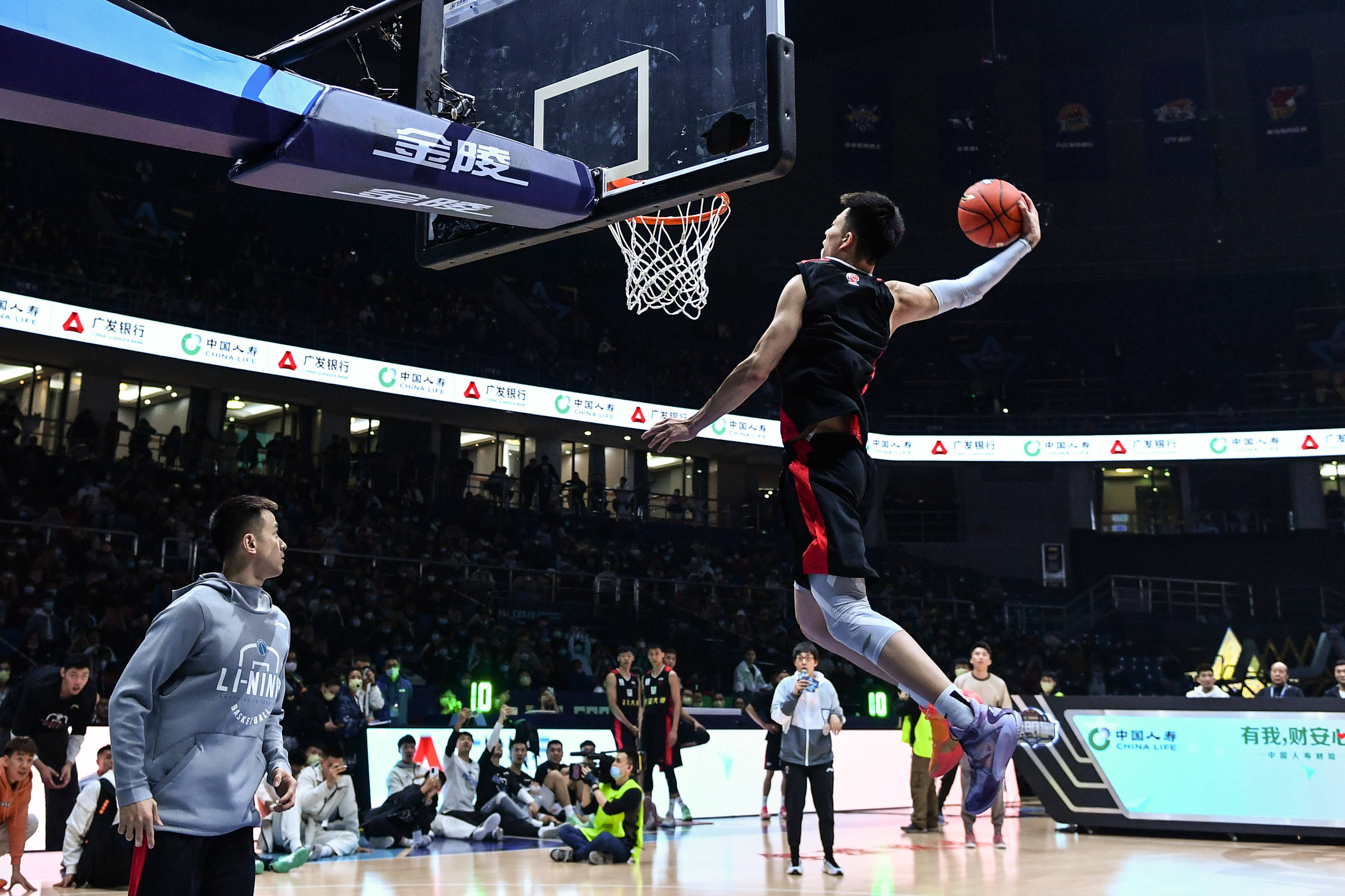 客场对阵亚美尼亚，葡萄牙进了五个，罗哥梅开二度。...（葡萄牙客场轰入5球击败亚美尼亚，罗哥梅开二度）