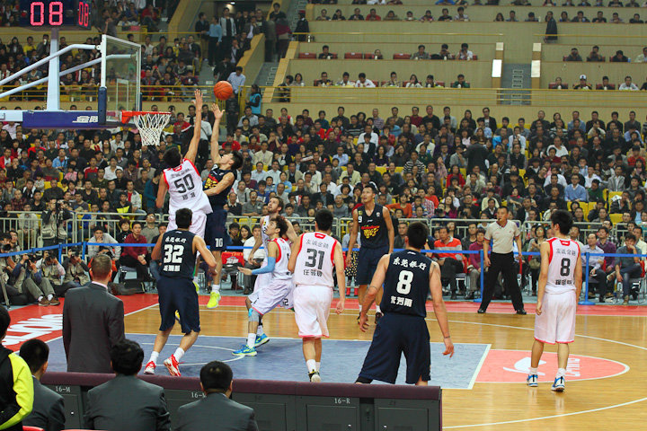 康宁汉姆末节被连续面断3次，全场贡献29分8助攻8失误（康宁汉姆末节遭连抢三次，全场29分8助攻外加8次失误）